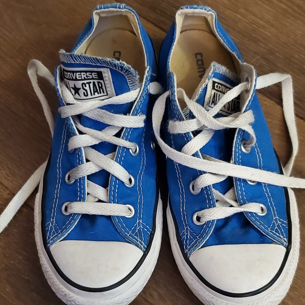 Blue Converse size 2.5 guc